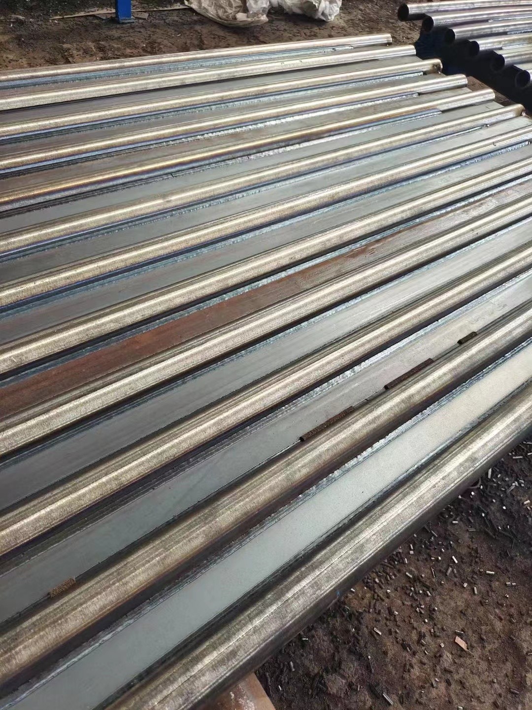 Φ38.1×7.5 SA-213T2 每件9根水冷壁管一排，長12米，管節(jié)距50.8mm,鰭片連接，鰭片為膜式扁鋼厚δ6.4㎜，材料為15CrMo，采用雙面坡口焊接型式