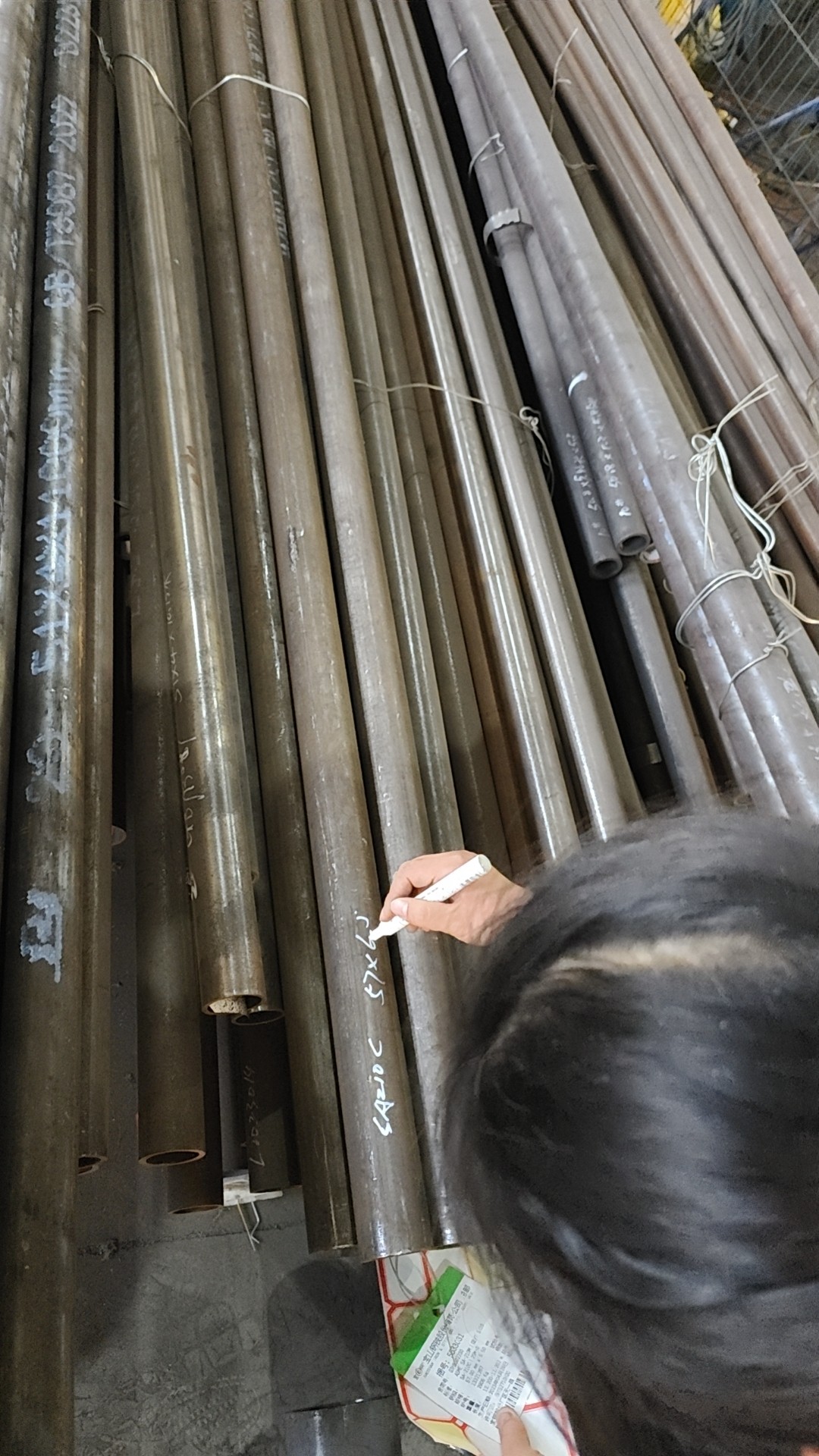 管排長(zhǎng)度為6米，每件管排由10根管子組成，管子中心距為54mm，鰭片厚度為6.4mm